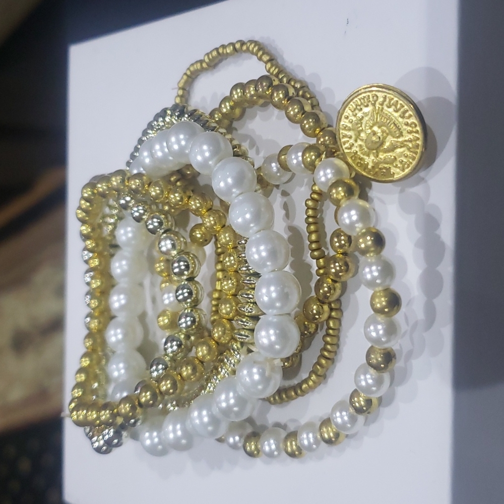 Qty-7 Pearl & Gold color strachable Bracelets